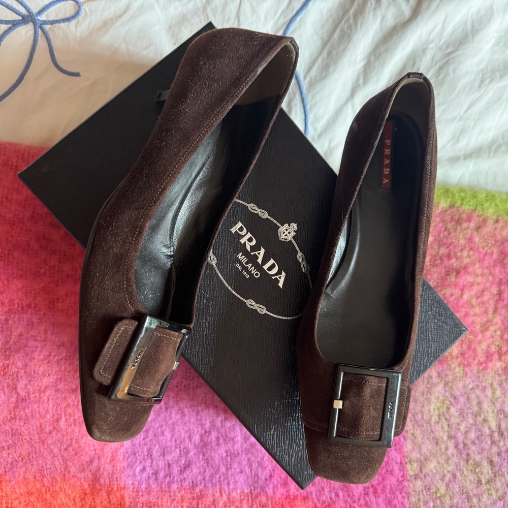 Sz 9 Prada buckle kitten heels